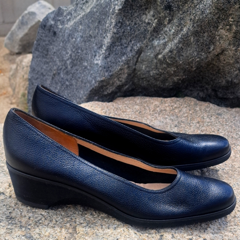 Salvatore Ferragamo Boutique Black Caviar Pebbled Leather Wedges